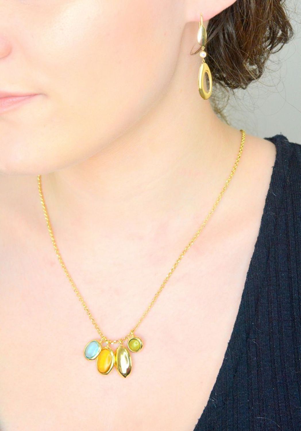 Kolczyki wiszące łezki, pr 585 OR OZ 91 0457 Złote kolczyki wykonane z najwyższej jakości żółtego złota, próba 585. Kolczyki w kształcie łezki ozdobione kamieniem naturalnym opalem różowym1.jpg